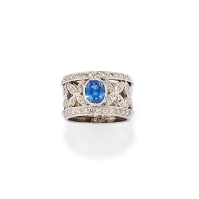 Anello in oro bianco 18k con zaffiro taglio ovale e diamanti