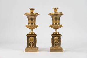 Coppia di potiche in bronzo dorato con coperchio traforato e presa a forma di fiamma, inizi secolo XIX
