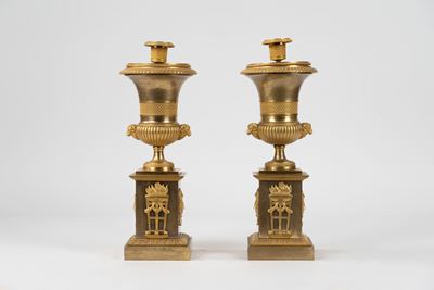 Coppia di Potiche in Bronzo Dorato con Coperchio Traforato e Presa a Forma di Fiamma, Inizi Secol...