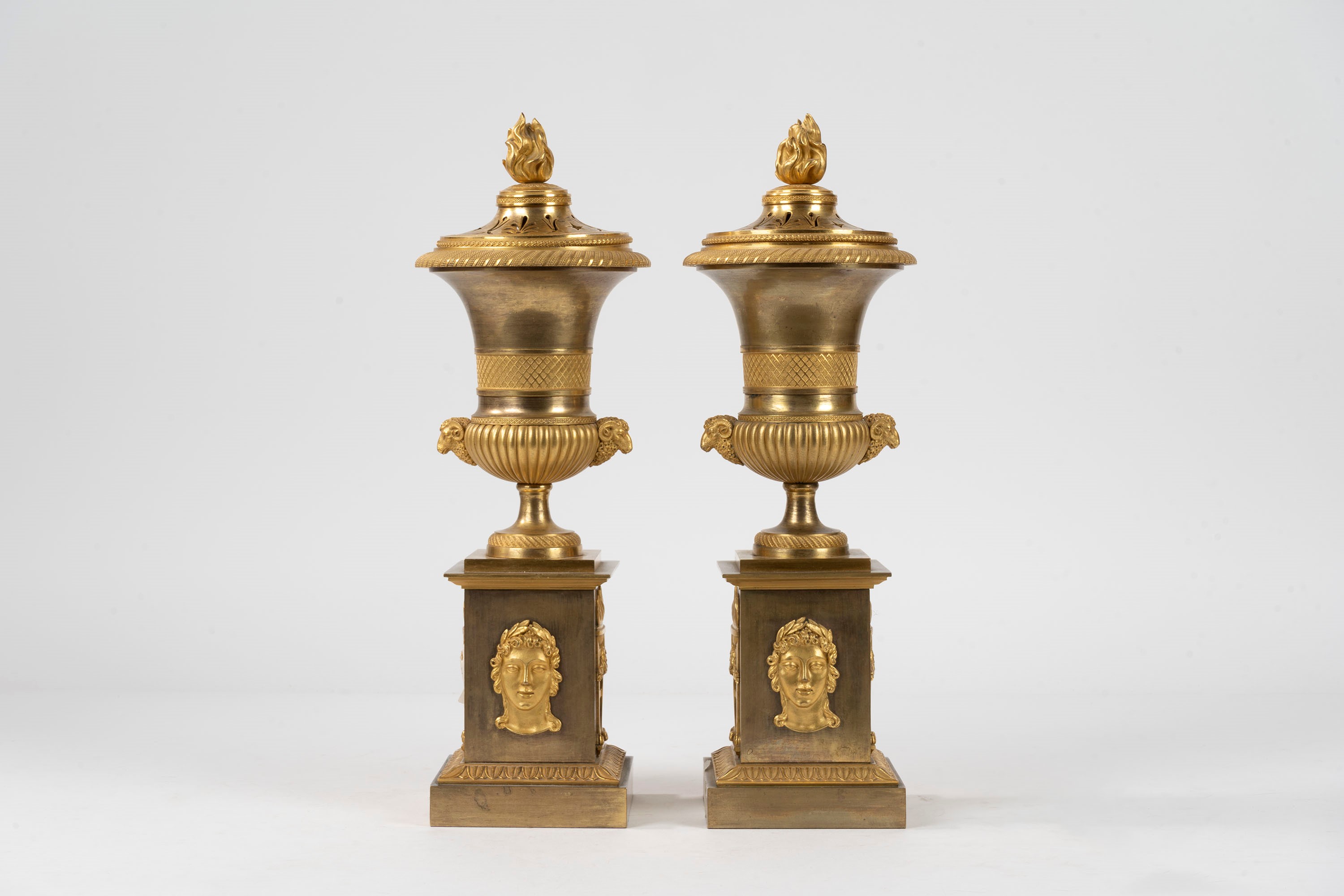 Coppia di Potiche in Bronzo Dorato con Coperchio Traforato e Presa a Forma di Fiamma, Inizi Secol...