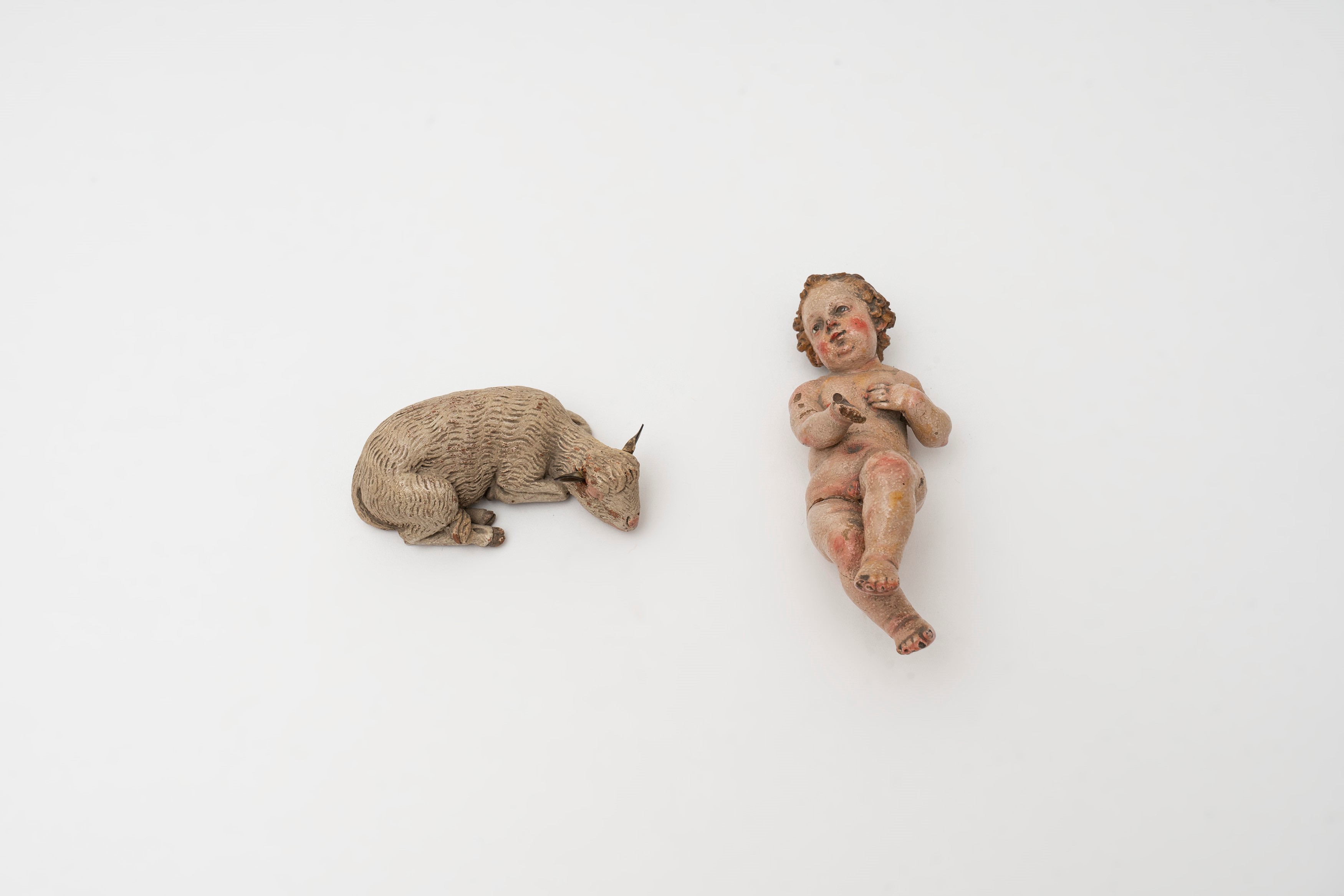 Due Antiche Sculture del Presepe Napoletano Raffiguranti Bambinello e Pecorella