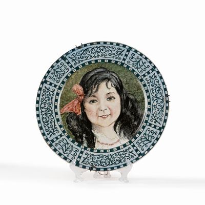 Piatto con Ritratto di Bimba con Fiocco Rosso, maiolica