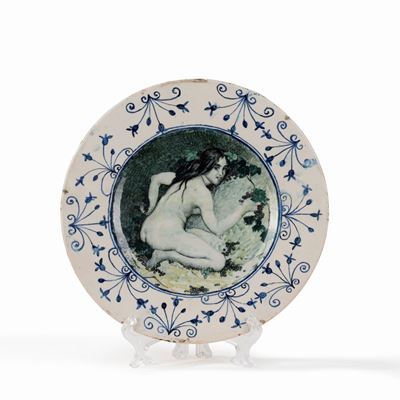 Piatto con nudo femminile e uva, maiolica, diametro cm 29,5