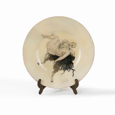 Piatto in maiolica con ninfa e satiro abbracciati