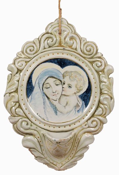 Acquasantiera con Madonna con Bambino in maiolica