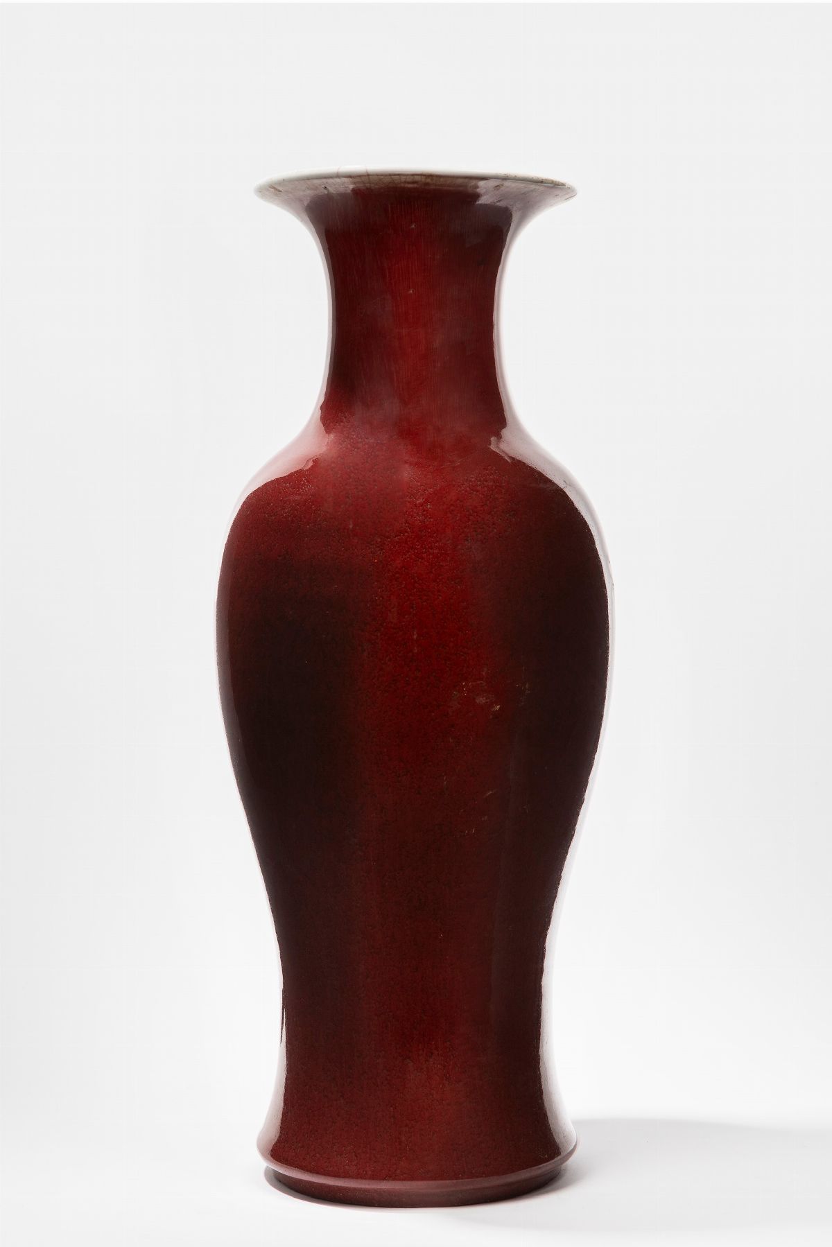 Vaso Langyao in porcellana con montatura in bronzo dorato, Cina, dinastia Qing, XIX secolo