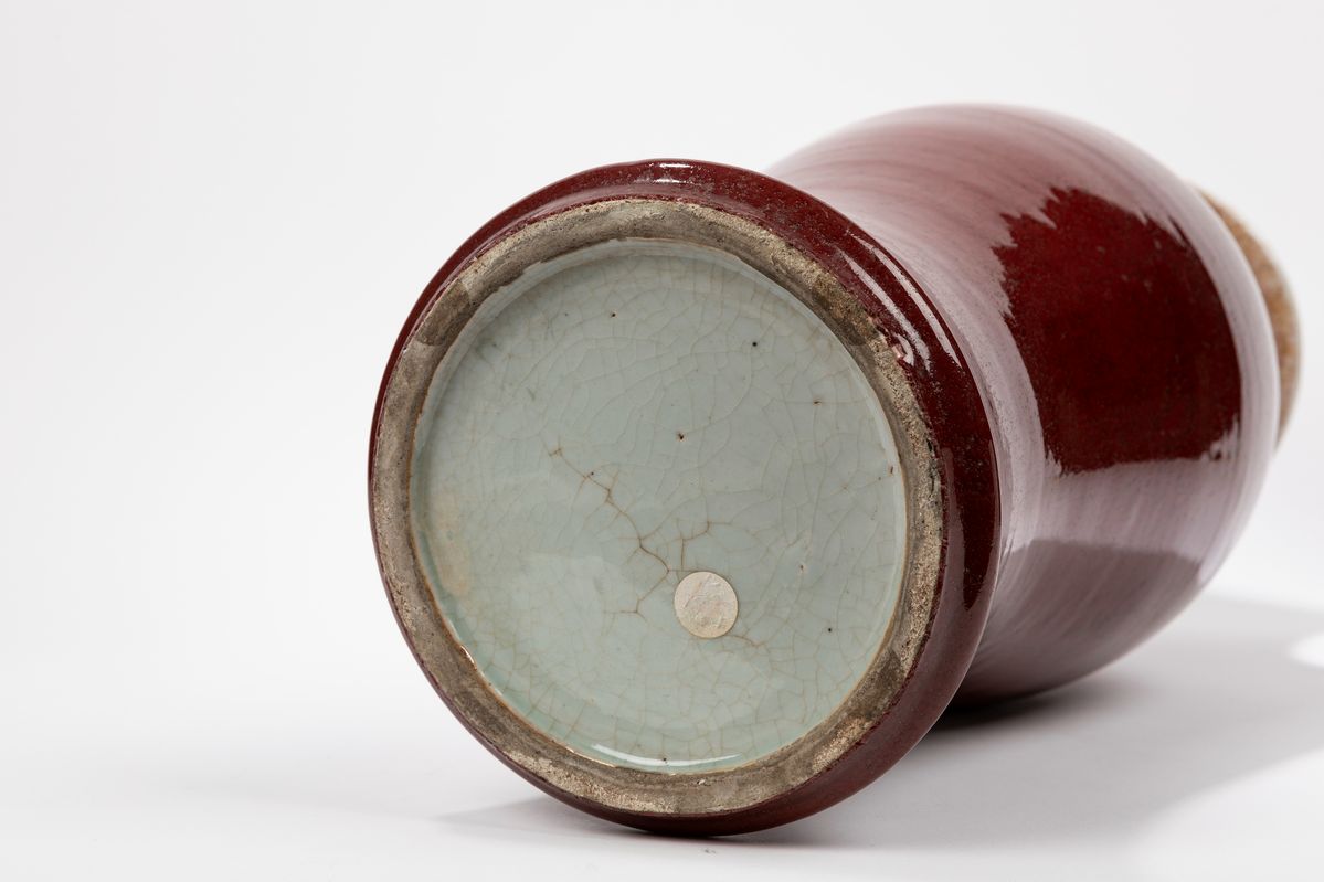 Vaso Langyao in porcellana con montatura in bronzo dorato, Cina, dinastia Qing, XIX secolo
