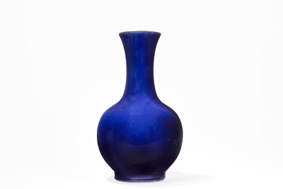 Vaso a bottiglia in porcellana monocroma blu, Cina, inizio secolo XX
