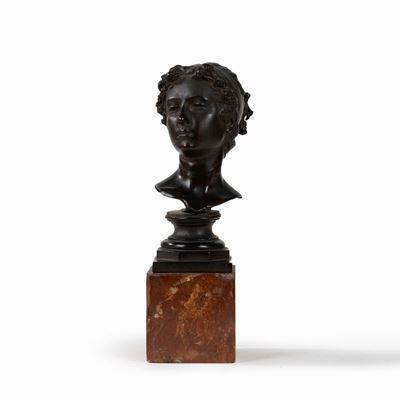 Giovane donna con i riccioli - scultura in bronzo su base in marmo rosso