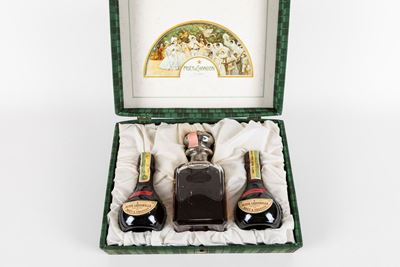 Hennessy, Decanter con coperchio in argento e confezione originale contenente 2 bottiglie da 0,2 ...