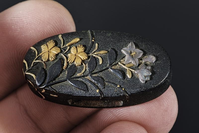 Fuchi-kashira con Firma Mitsuyuki con Kao - Giappone