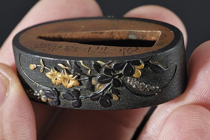 Fuchi-kashira con Firma Mitsuyuki con Kao - Giappone