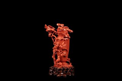 Cina, Dinastia Qing, Intaglio in corallo a forma di vaso con coperchio, fine XIX secolo