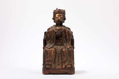 Scultura in legno laccato e dorato, figura femminile seduta con spada