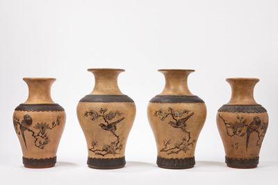 Cina, XX secolo, Due coppie di vasi in ceramica Yixin, incisioni con uccelli su fondo floreale