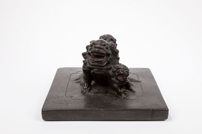 Scultura in marmo raffigurante un leone e due cuccioli, Cina, XIX / XX secolo