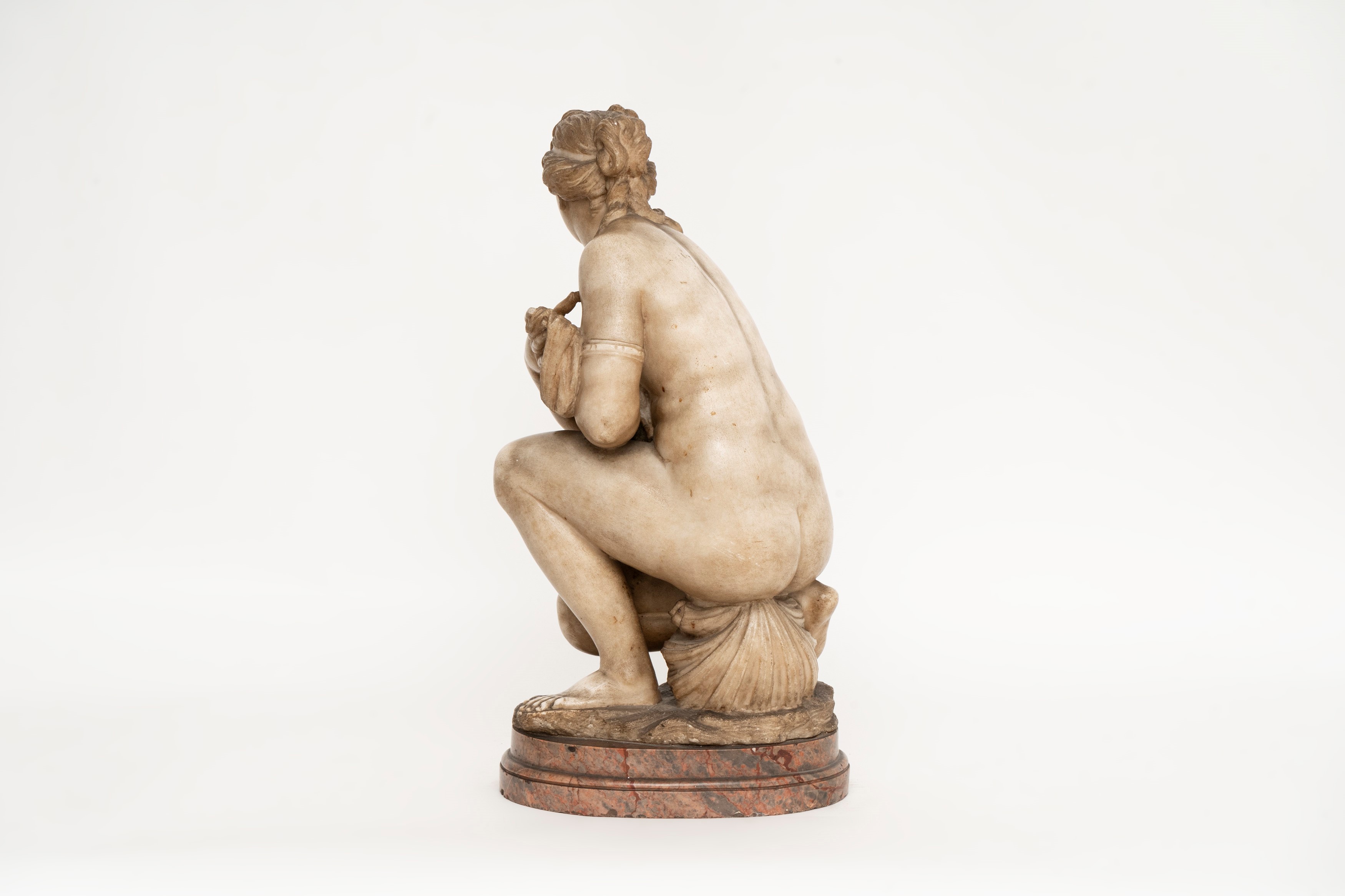 Scultura in Marmo Bianco Raffigurante Venere Accovacciata, Secolo XVII
