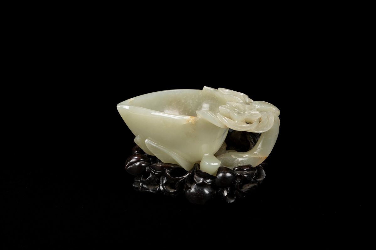 Coppa in giada celadon a forma di pesca, Cina, dinastia Ming, XVII secolo