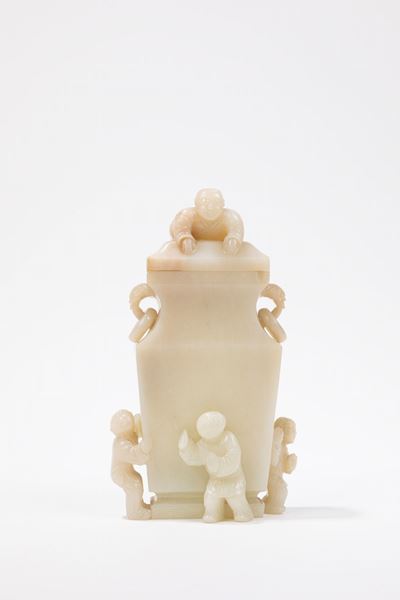 Vaso in giada bianca intagliata con coperchio, Cina, dinastia Qing, XIX secolo