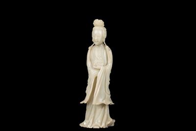Cina, dinastia Qing, XIX secolo, Figura di Guanyin in giada celadon di 30 cm
