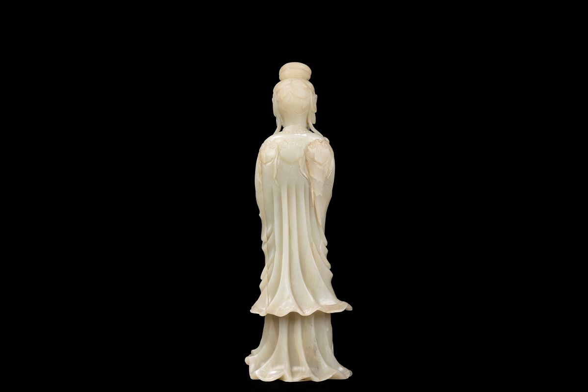 Cina, dinastia Qing, XIX secolo, Figura di Guanyin in giada celadon di 30 cm