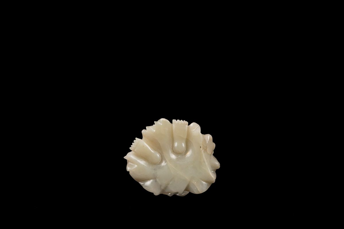 Cina, dinastia Qing, XIX secolo, Figura di Guanyin in giada celadon di 30 cm