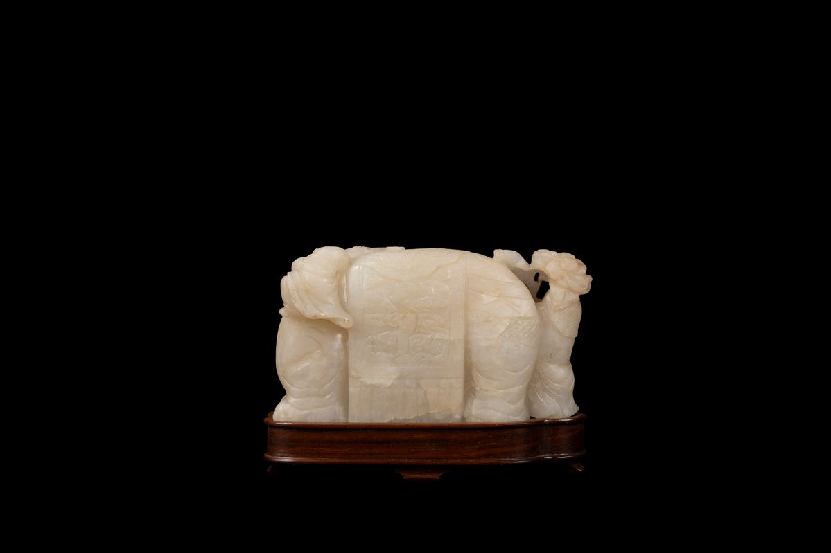 Scultura cinese, Figura in pietra bianca raffigurante un elefante con bambini