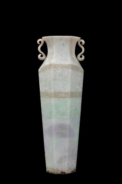 Vaso ottagonale in giadeite a due toni, Cina, fine XIX secolo / inizio XX secolo