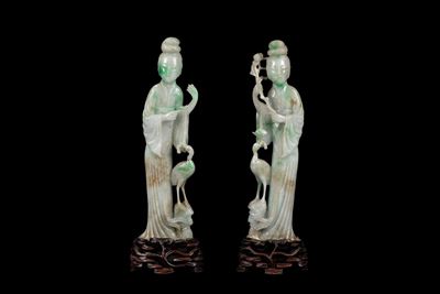 Cina, XX secolo, Coppia di figure in giadeite raffiguranti una dama con fiori e una cicogna