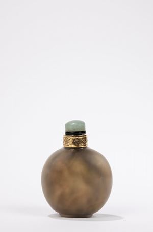 A GOLD AND AGATE SNUFF BOTTLE
