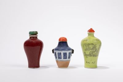 Cina, dinastia Qing, Tre Snuff Bottle in Porcellana, XIX secolo