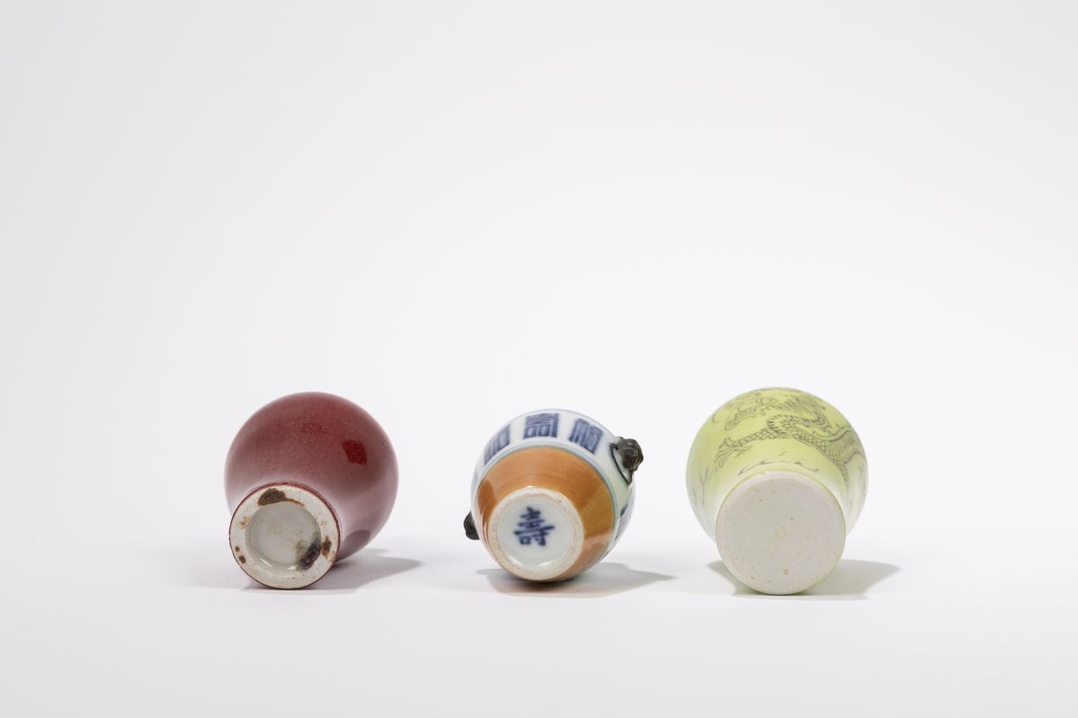 Cina, dinastia Qing, Tre Snuff Bottle in Porcellana, XIX secolo