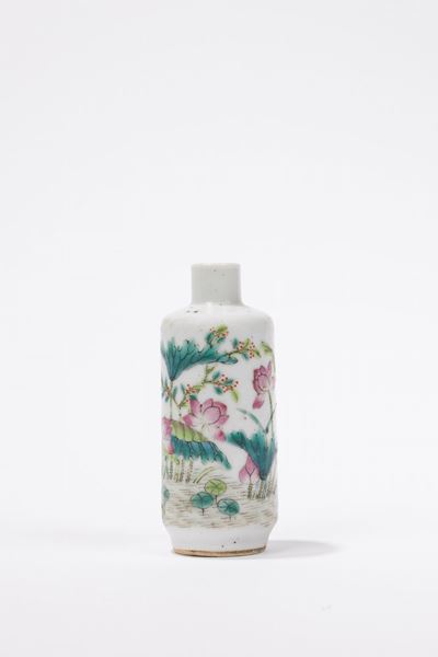 Porcellana della dinastia Qing, Snuff Bottle in Famiglia Rosa con Decorazione di Fiori di Loto