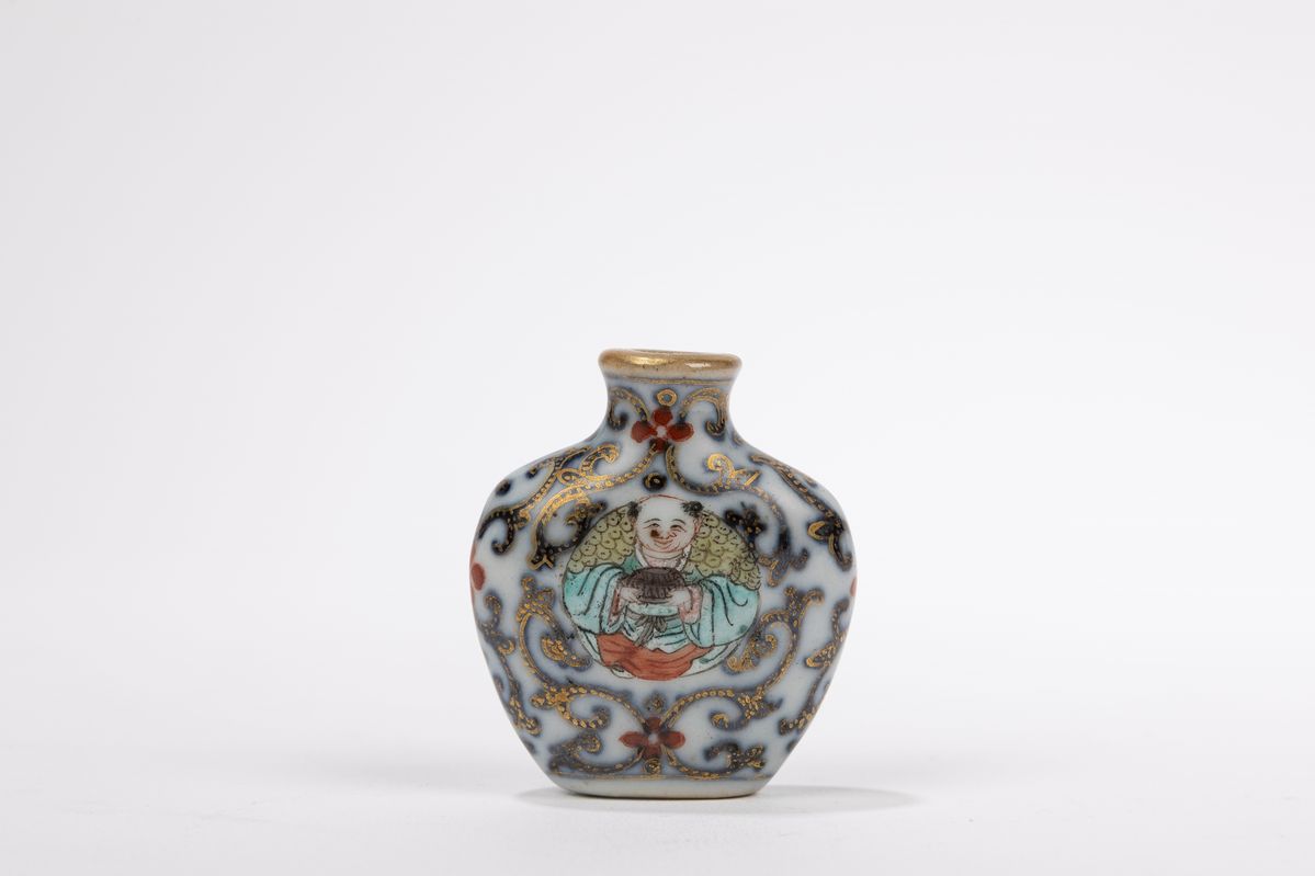 Cina, Dinastia Qing, XIX secolo, Snuff Bottle in porcellana policroma