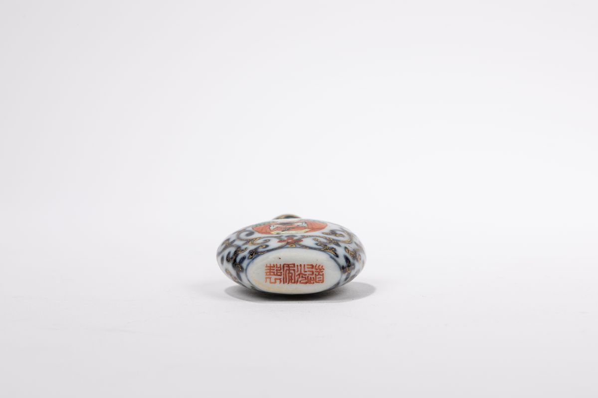 Cina, Dinastia Qing, XIX secolo, Snuff Bottle in porcellana policroma