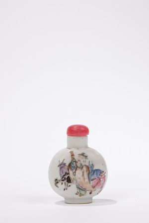 A FAMILLE ROSE PORCELAIN SNUFF BOTTLE