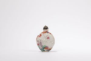 A FAMILLE ROSE PORCELAIN SNUFF BOTTLE