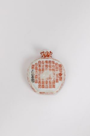 A PORCELAIN SNUFF BOTTLE