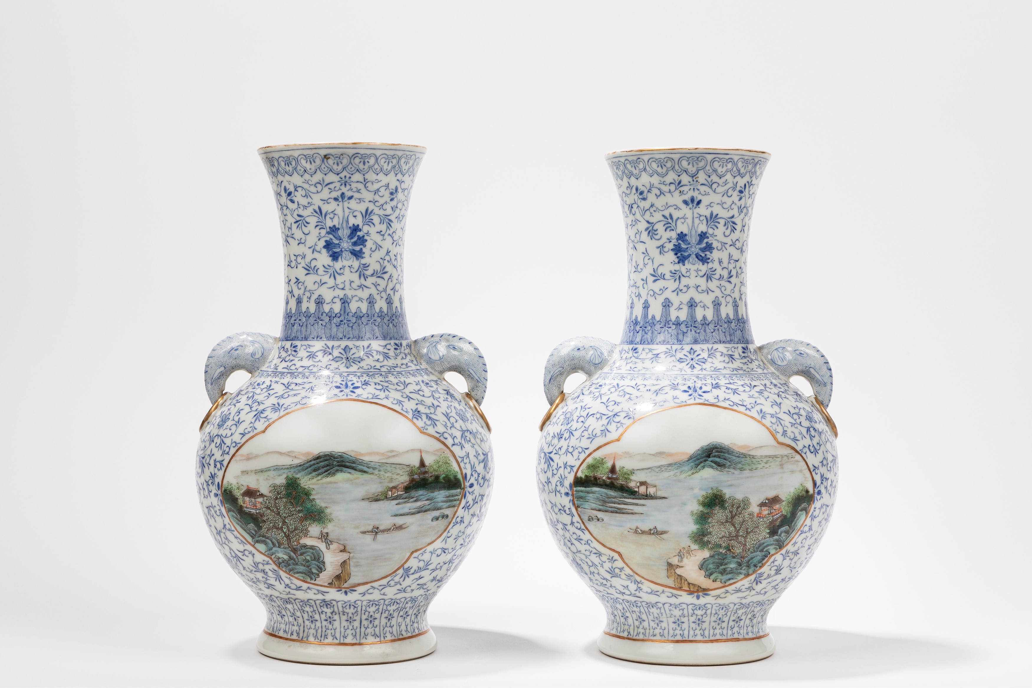 COPPIA DI VASI IN PORCELLANA BIANCA E BLU Cina, dinastia Qing, fine XIX  secolo, Arte Orientale / 东方艺术