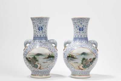 Cina, Repubblica di Cina (1912-1949), Coppia di vasi in porcellana con motivo di fiori di loto