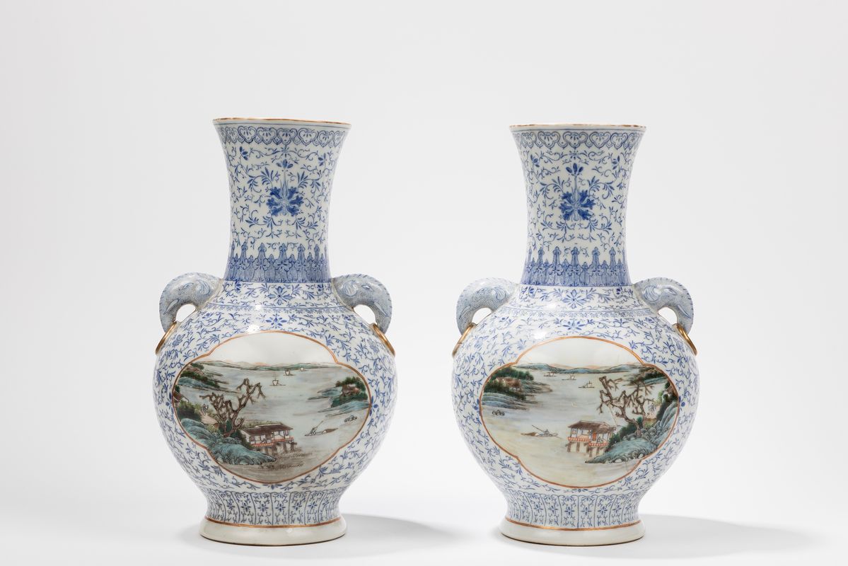 Cina, Repubblica di Cina (1912-1949), Coppia di vasi in porcellana con motivo di fiori di loto