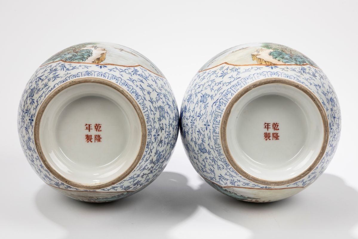 Cina, Repubblica di Cina (1912-1949), Coppia di vasi in porcellana con motivo di fiori di loto