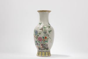 A FAMILLE ROSE PORCELAIN VASE