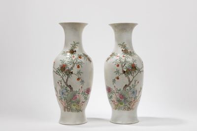 Cina, Repubblica di Cina (1912-1949), Coppia di vasi in porcellana Famiglia Rosa, h cm 40,5