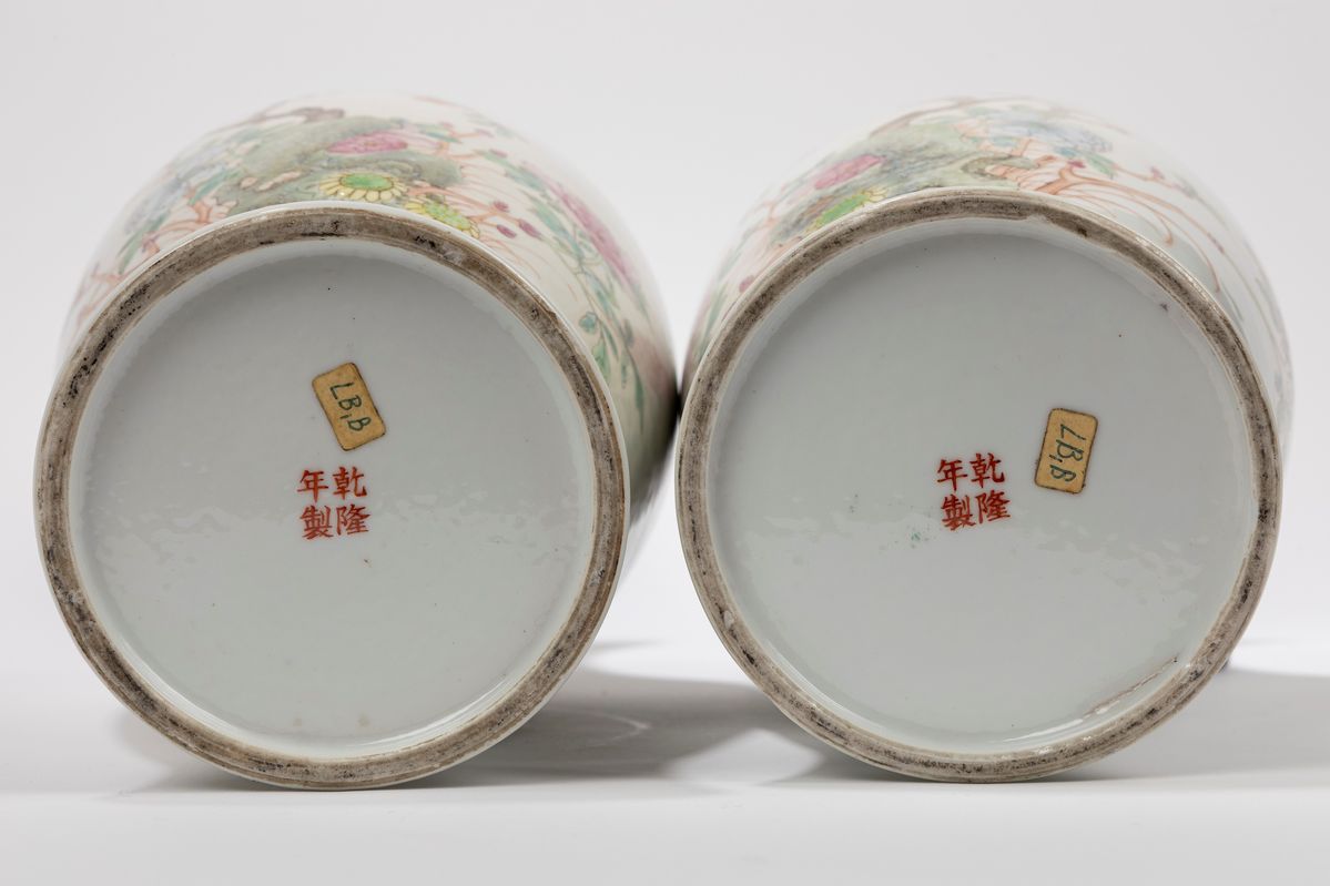 Cina, Repubblica di Cina (1912-1949), Coppia di vasi in porcellana Famiglia Rosa, h cm 40,5