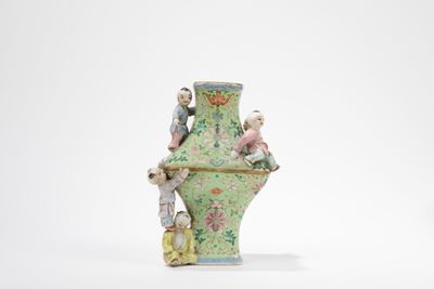 Vaso in porcellana Famiglia Rosa, Repubblica di Cina (1912-1949), altezza cm 19,6