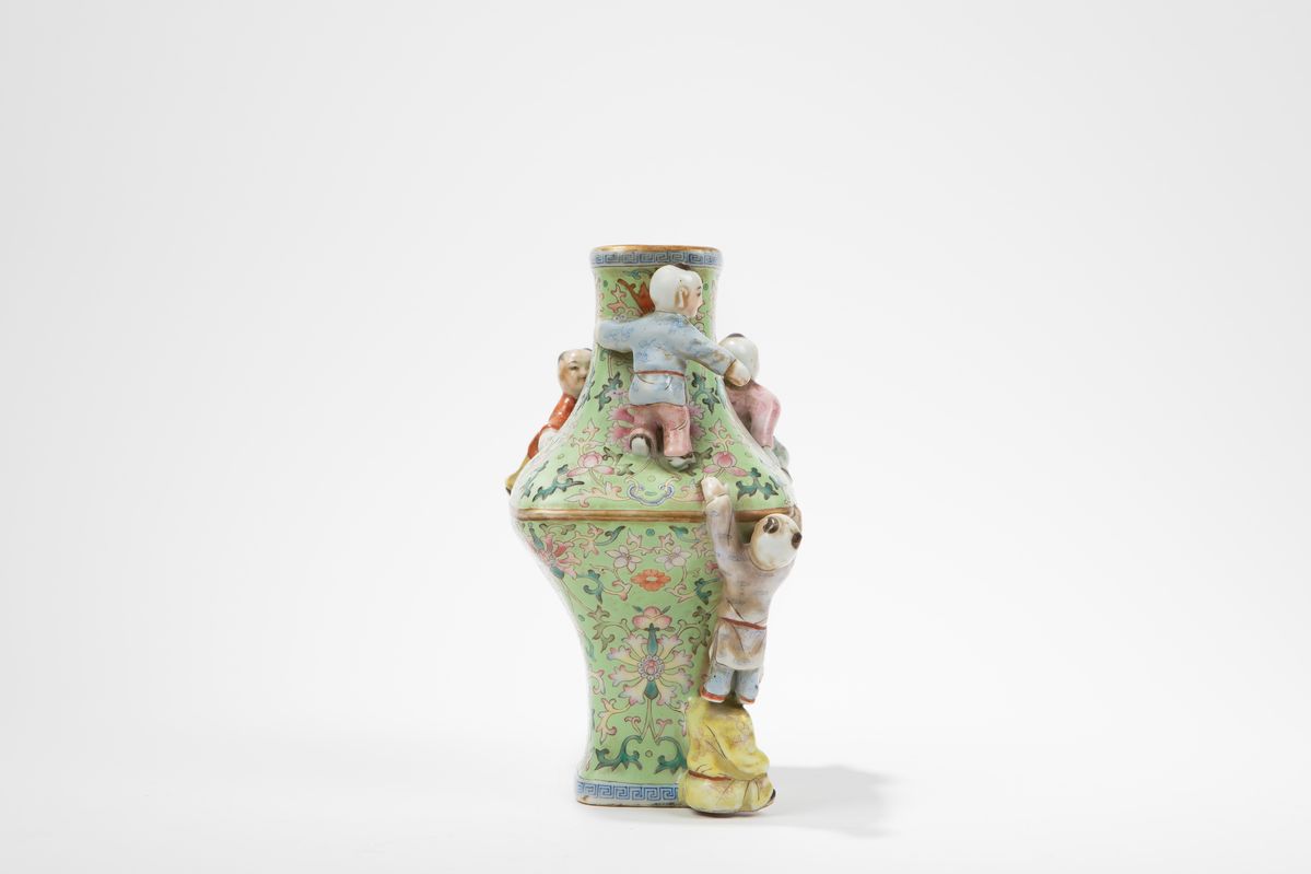 Vaso in porcellana Famiglia Rosa, Repubblica di Cina (1912-1949), altezza cm 19,6