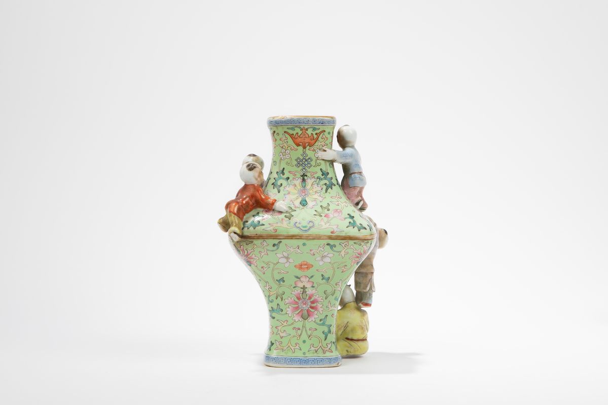 Vaso in porcellana Famiglia Rosa, Repubblica di Cina (1912-1949), altezza cm 19,6