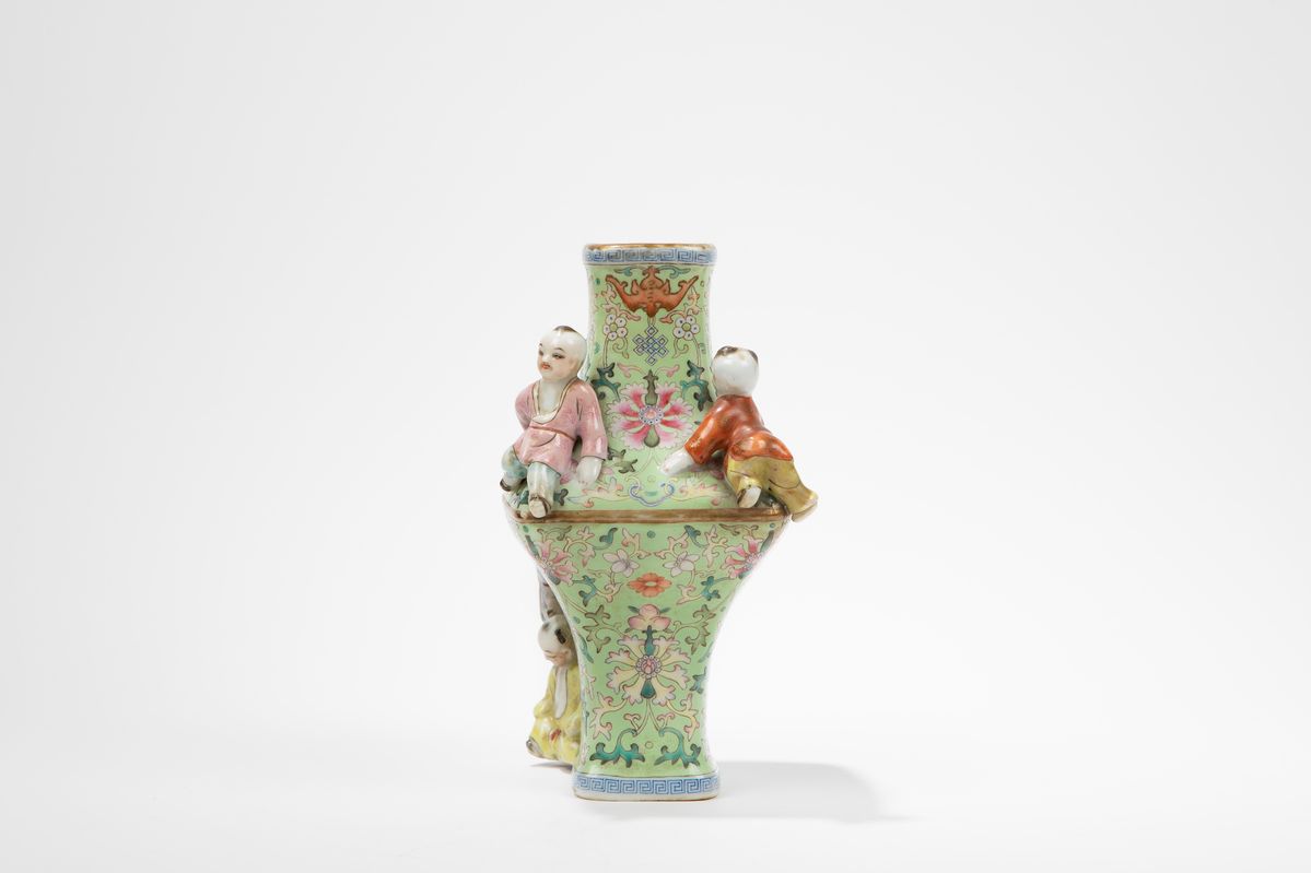 Vaso in porcellana Famiglia Rosa, Repubblica di Cina (1912-1949), altezza cm 19,6