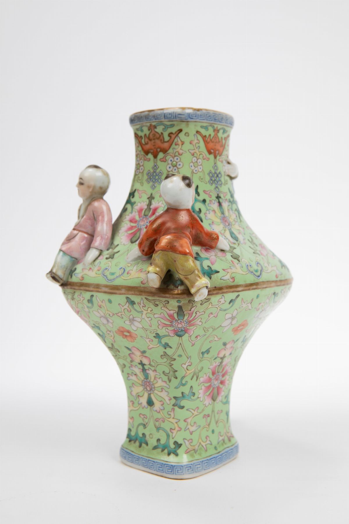 Vaso in porcellana Famiglia Rosa, Repubblica di Cina (1912-1949), altezza cm 19,6